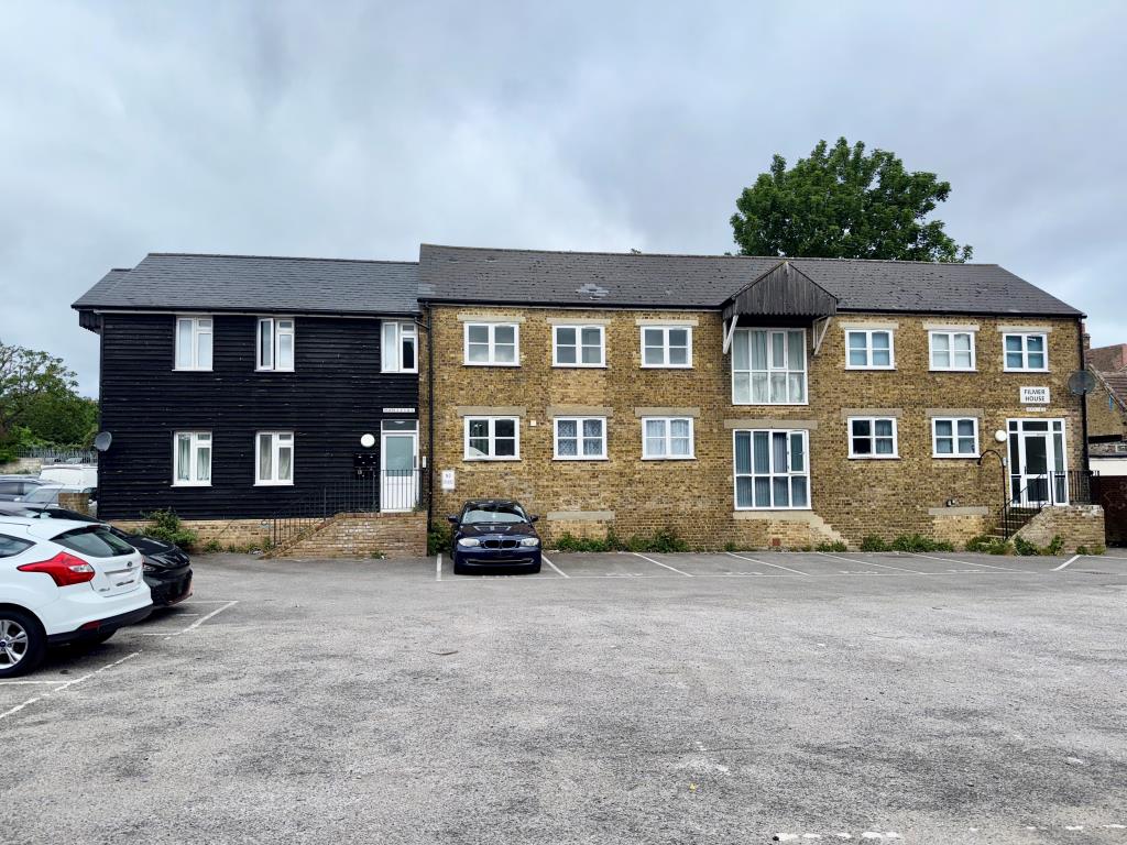 Lot: 85 - FREEHOLD BLOCK OF FLATS FOR INVESTMENT - Detached block of flats